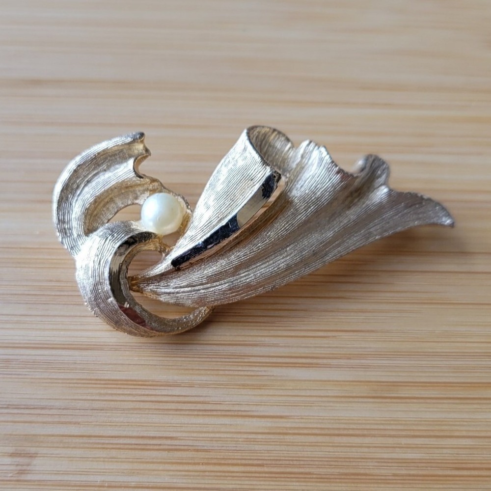 Vintage BSK Brushed Gold Tone Brooch With Faux Pearl Signed 2"